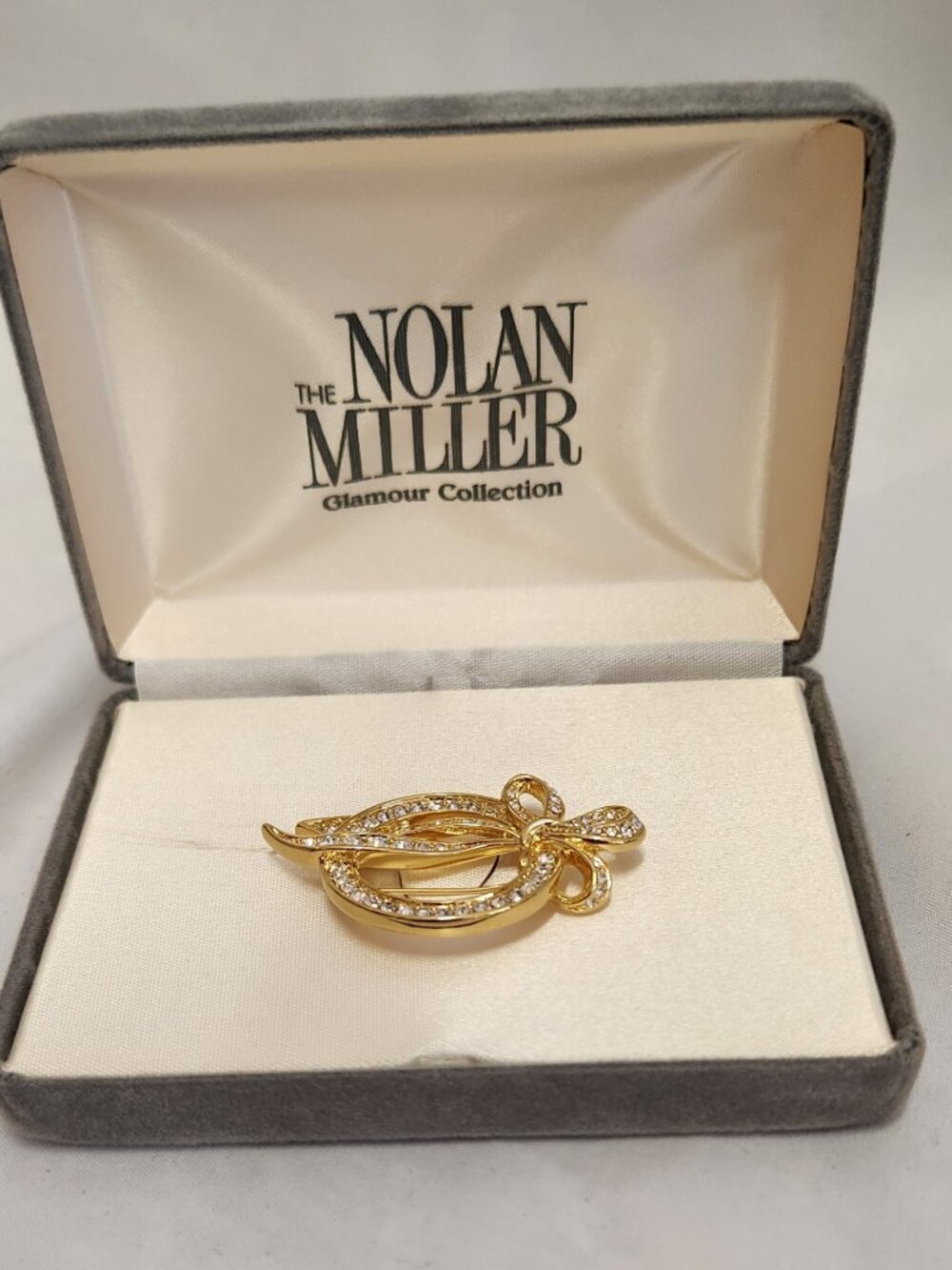Nolan Miller Crystal Heirloom Wreath Bow Brooch Pin Goldtone & Rhinestone in Box